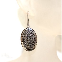 Hõbekõrvarõngad - motiiviga ovaalsed rõngad